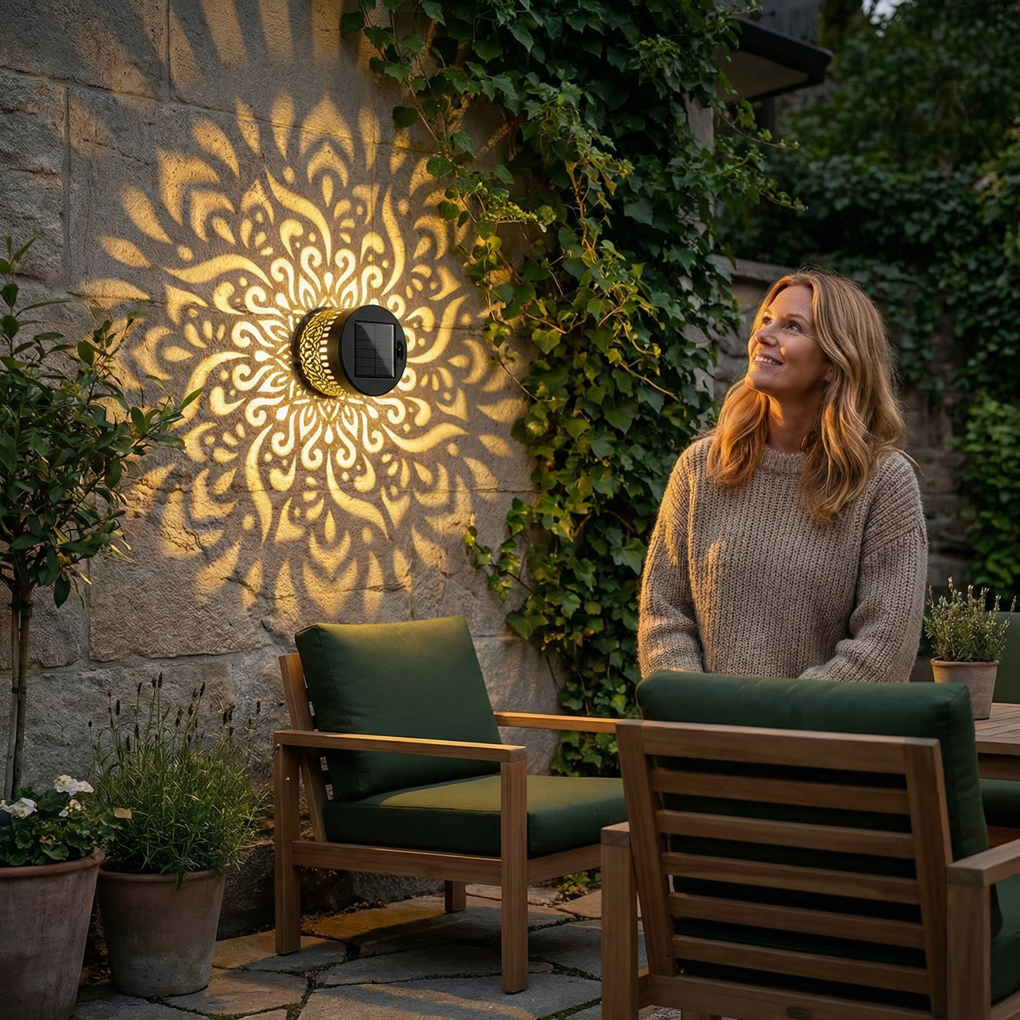 LED solcellevæglampe med mandala-mønster – udendørs belysning til have, hegn og terrasse
